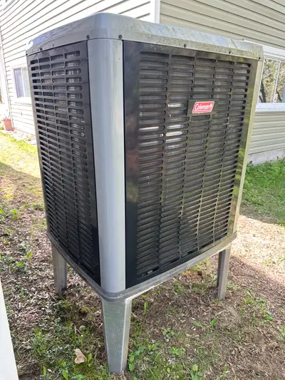 À vendre : thermopompe Coleman en très bon état, idéale pour un contrôle efficace de la température...