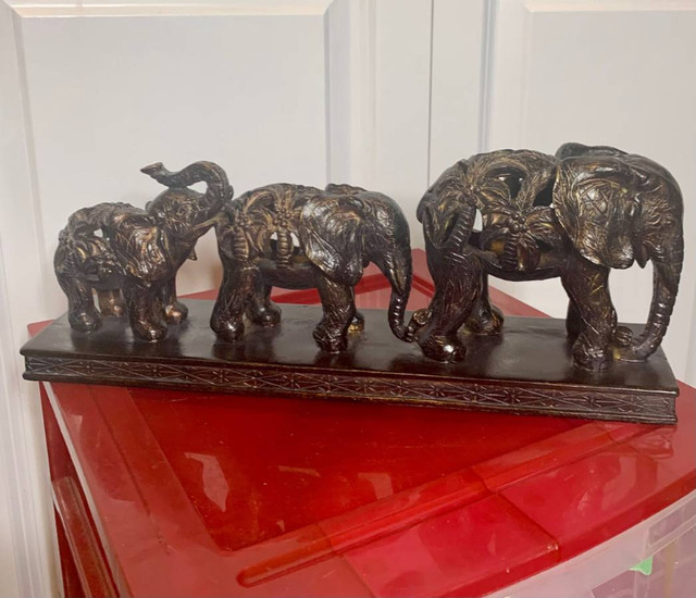 Beautiful Vintage Elephants Figurine in Arts & Collectibles in Burnaby/New Westminster - Image 2