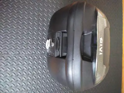 Givi E340 NTA 34 liters Black with smoked reflectors , Like new, Two keys