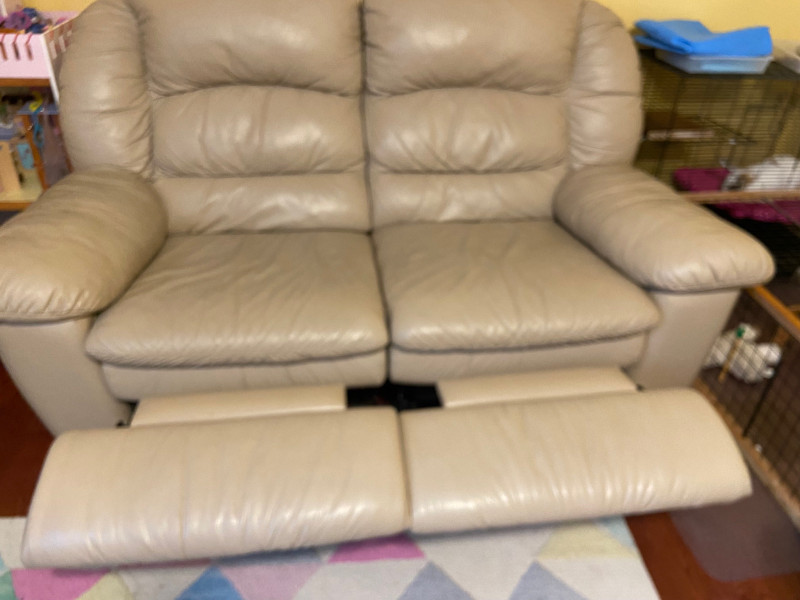 Leather recliner sofa and loveseat Couches & Futons Gatineau Kijiji