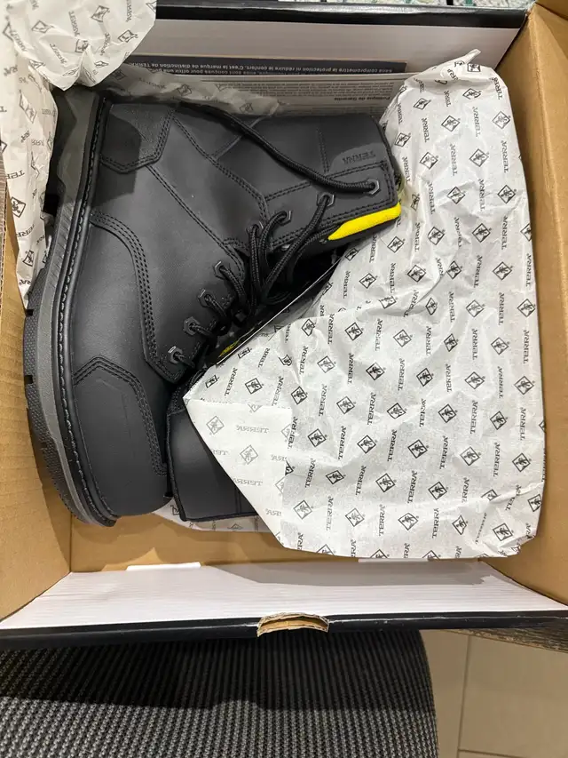 botte de travail in Men's Shoes in Laval / North Shore - Image 3