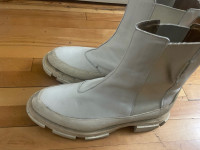 BOTH man Boots pure white