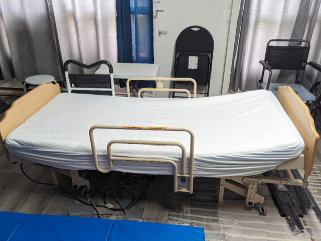 1  Electric hospital bed for sale. in Health & Special Needs in City of Toronto