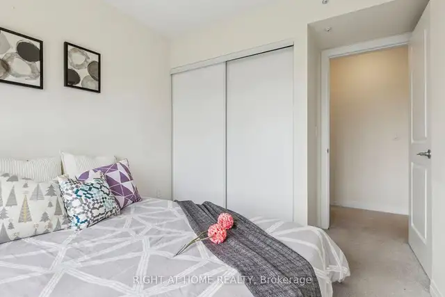 3 Bedroom Townhouse Overlooking Green space for Sale! in Condos for Sale in Oshawa / Durham Region - Image 9
