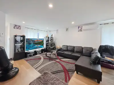 À LOUER! *LONGUEUIL* Cet élégant et luxueux grand 5 ½ est situé dans un quartier centralisé à 10 min...