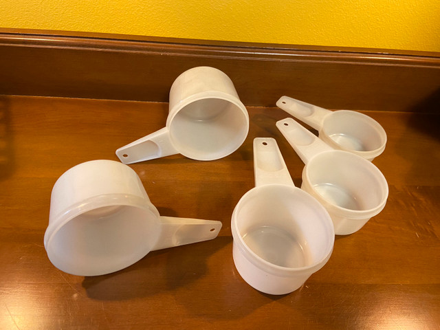 Vintage Set of 5 Opaque White Tupperware Nesting Measuring Cups in Arts & Collectibles in Oshawa / Durham Region - Image 2