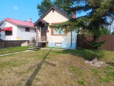 Cozy private room in a clean and quiet house located in an awesome area near Mosaic Stadium and next...