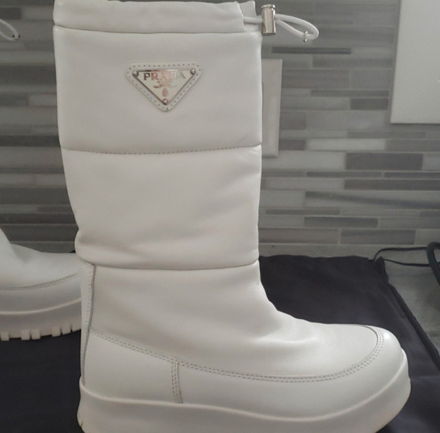 Authentic Prada winter boots dans Femmes - Chaussures  à Laval/Rive Nord - Image 3