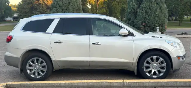 2012 Buick Enclave CLX2 in immaculate condition.