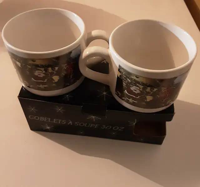 NIB 1990s set of 2 Santa Claus 30oz Soup Coffee Tea Cocoa Mugs in Kitchen & Dining Wares in Calgary - Image 2