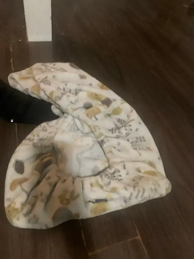 car seat with Winter cover and Baby suit :)  in Strollers, Carriers & Car Seats in Edmonton - Image 4