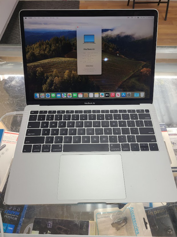 Apple MacBook Air (Retina, 13-inch, 2018) in Very Good Condition in Laptops in City of Toronto