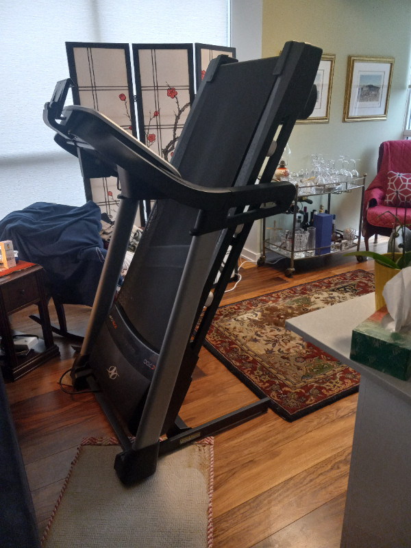 Treadmill NordicTrack Fold-up in Exercise Equipment in City of Toronto - Image 2