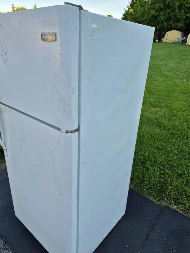CHEAP fridge white top freezer Frigidaire 30'' in Refrigerators in Oakville / Halton Region - Image 8