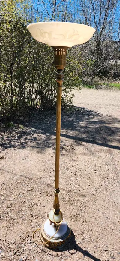 Brass antique lamp for sale. Works amazing. Pick up in east end Pembroke or can arrange drop off. $1...