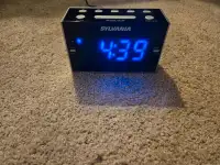 Sylvania SCR1053 1.2" Jumbo Digit Dual Alarm Clock Radio