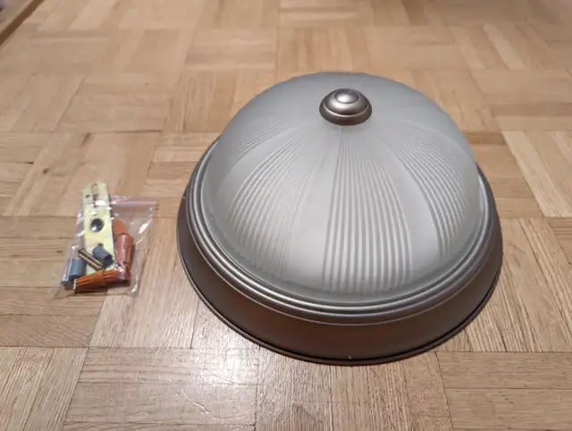 Flush Mount 1-Bulb Light, 11in in Indoor Lighting & Fans in Mississauga / Peel Region - Image 2