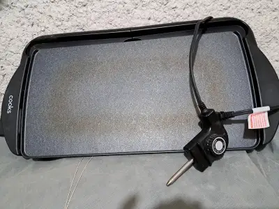 BBQ Electrique de marque COOKS , grandeur 10 x 19, peut être utilisé à l'intérieur où extérieur.