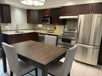Appartement tout inclus à louer au mois ou à long terme. Le logement est complètement meublé, électr...