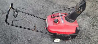 Honda HS520 single stage snow thrower 5hp 160cc engine 20" width. Unit condition unknown. See pics f...