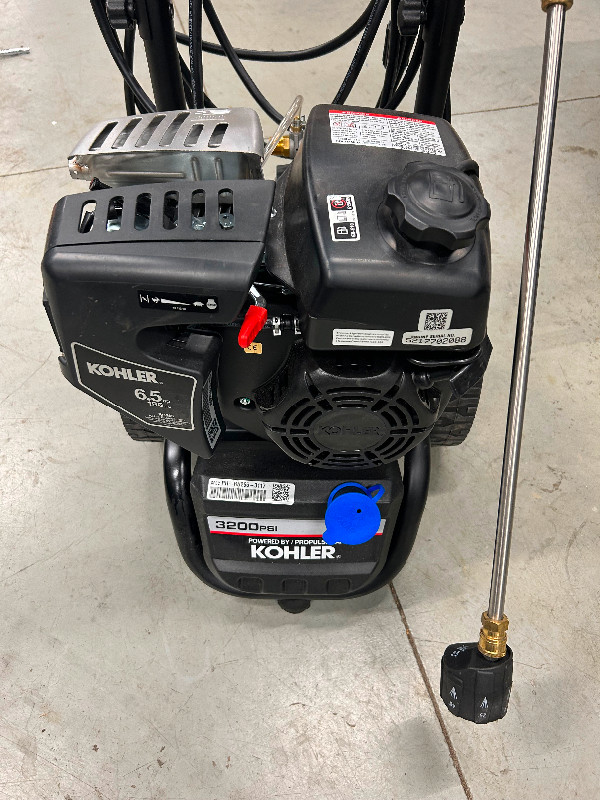 3200 psi, gas, powered pressure washer in Other in Hamilton - Image 2