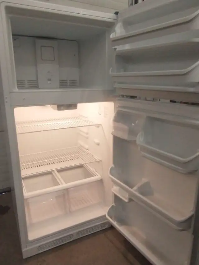 USED FRIDGE & STOVE in Refrigerators in City of Montréal - Image 4