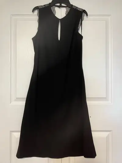 Worn 1x, size 8, no stains or tears Excellent condition First picture is the Front of dress Second i...