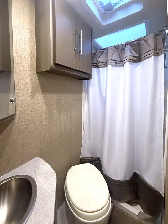LIKE NEW - 2021 MOTOR HOME FOR SALE in RVs & Motorhomes in Kamloops - Image 11