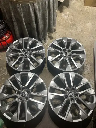 4 mags Toyota RAV4 original comme neuf. Mags 19 pouce Bolt pattern: 5x114.3 Center bore: 60.1mm Vous...