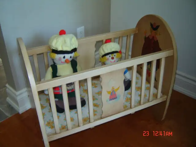 Lovely Antique Solid Wood Doll Crib in Toys & Games in City of Toronto - Image 5