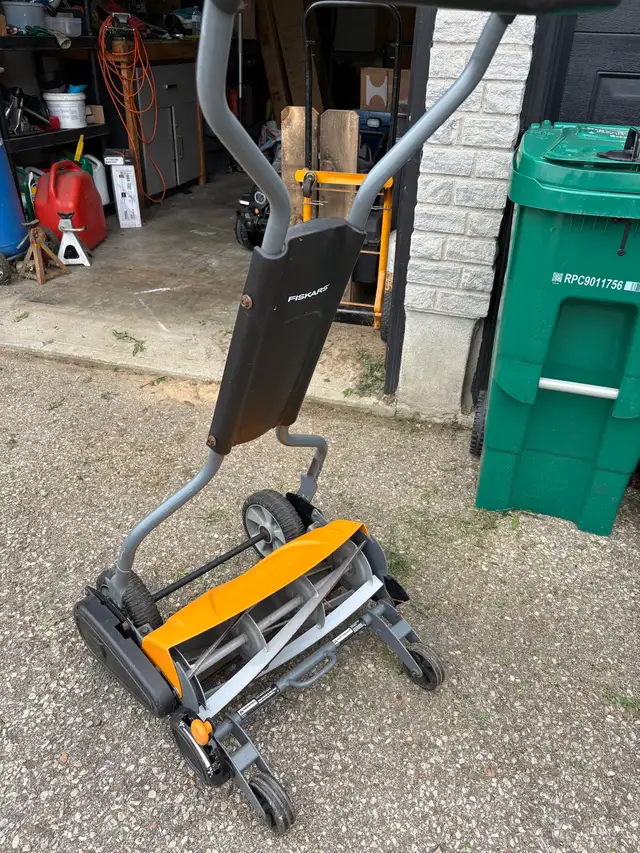 Fiskars Push Mower519880099234457601