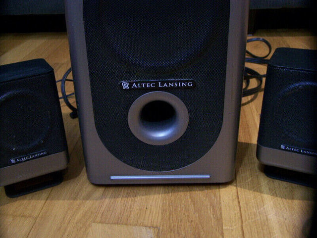 speaker altec lansing 251   5.1 ordinateur computer haut parleur dans Haut-parleurs, écouteurs et micros  à Laval/Rive Nord - Image 2
