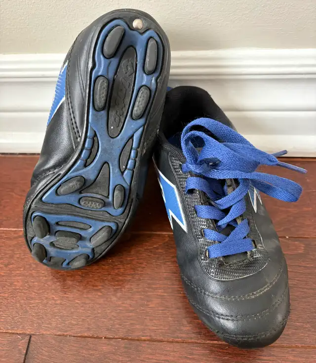 Soccer shoes - kids size 11 in Soccer in Ottawa - Image 2