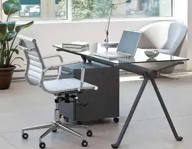 Bureau en verre trempé avec base en métal gris 28´x 60’ avec hauteur de 29,5’ Acheté au Structube En...
