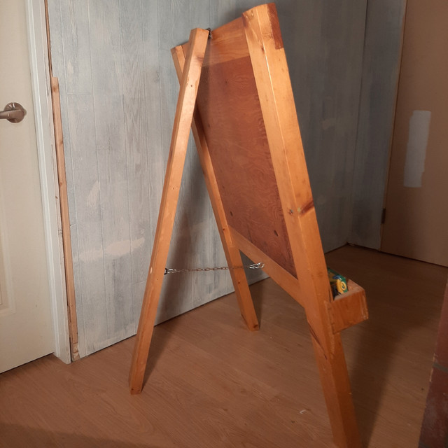 children's wood easel 34" wide by 48" high in Toys & Games in Oshawa / Durham Region - Image 2