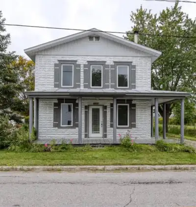 Maison 3 chambres possibilité de 5 2 garages Prêts de tout les services Pret des écoles primaires et...