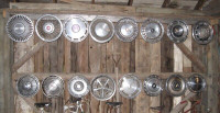 LOT 21 VIEUX CAPS DE ROUES ENJOLIVEURS//LOT OF 21 OLD HUBCAPS..