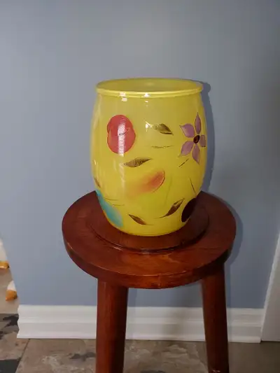 Beau pot en verre avec fleurs H 7 po x L 5 po 10$ Faites une offre! Désolé, pas de livraison (suis a...