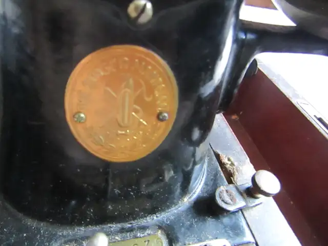 Vintage Singer Sewing Machine - 1949 in Arts & Collectibles in City of Toronto - Image 10