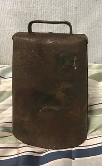 LARGE VINTAGE RUSTY OLD DENTED COW BELL