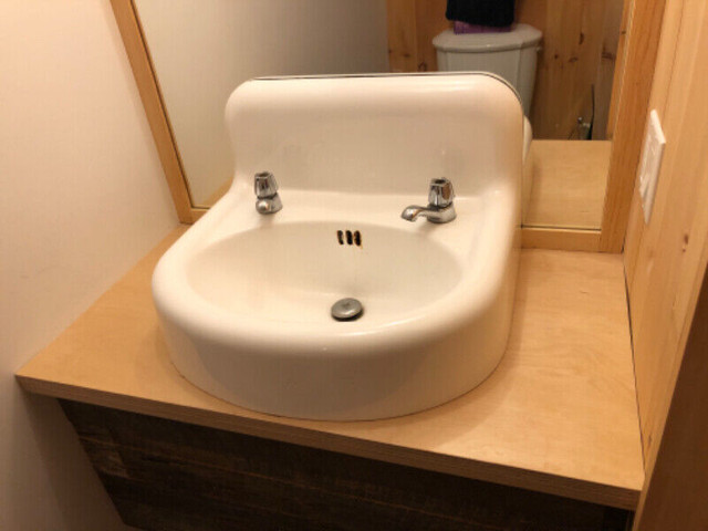 Lavabo de salle de bain blanc dans Plomberie, éviers, toilettes et bains  à Ville de Montréal