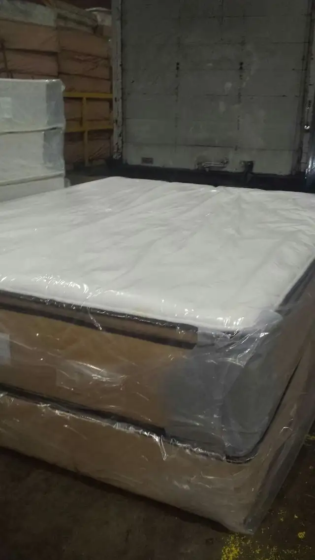 Cadre de lit à vendre (simple, double, queen, king) in Beds & Mattresses in City of Montréal - Image 3