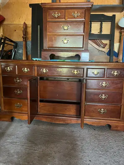 Selling wood queen bed set, comes with Queen bed frame Dresser 1 end table Asking $350