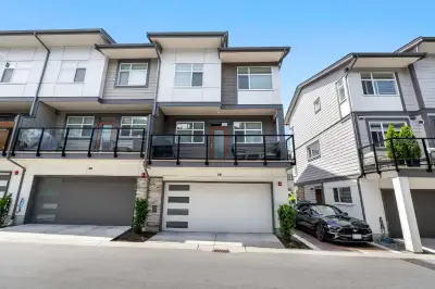 4BED/4BATH 1,629SQ.FT BEAUTIFUL END UNIT IN WILLOUGHBY HEIGHTS