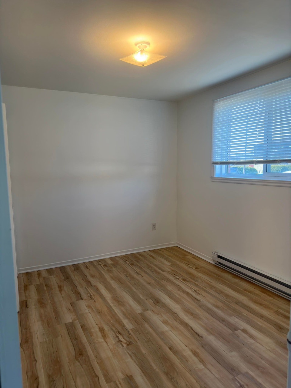 3 1/2 à louer, Rue Groulx, Granby 825$/mois.  Disp. 1er Novembre 4