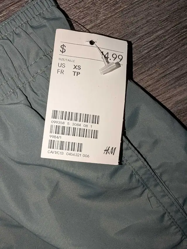 women's shorts ( size xs)  in Women's - Bottoms in Oakville / Halton Region - Image 3