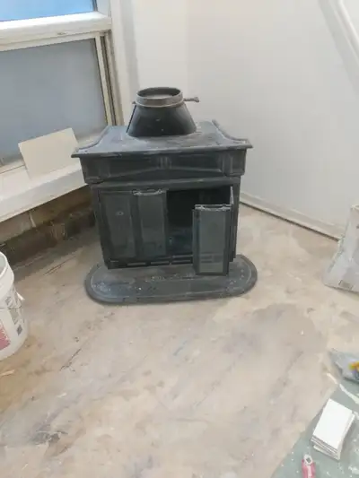 Foyer en fonte pour bois et peut être transformé au gaz. Faire une offre et venez le chercher. SVP t...