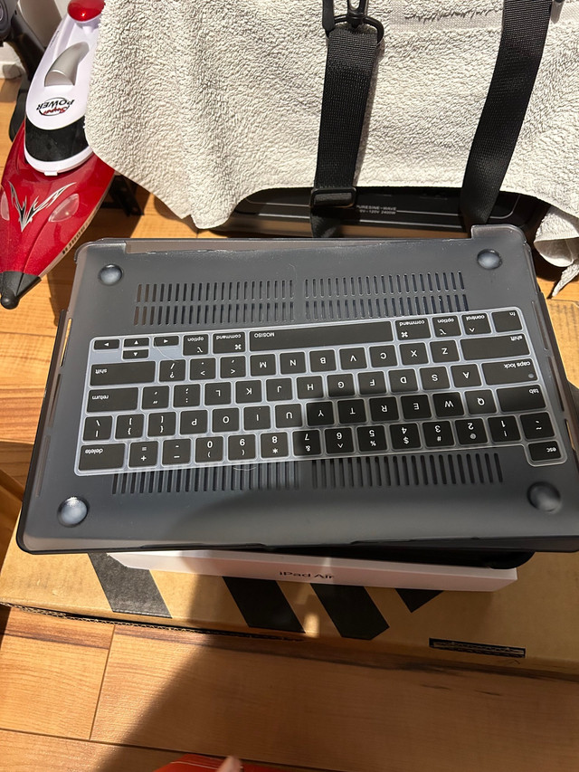 MacBook Pro keyboard cover and case  dans Accessoires pour portables  à Ouest de l’Île - Image 3