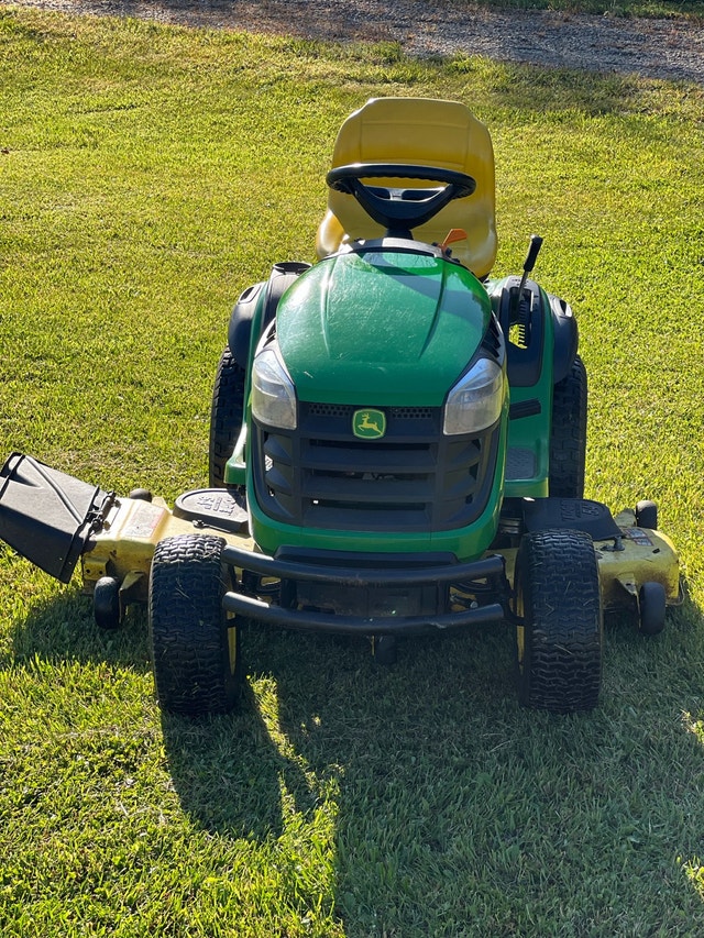 John Deere D170 Lawn Tractor Lawnmowers & Leaf Blowers Edmonton