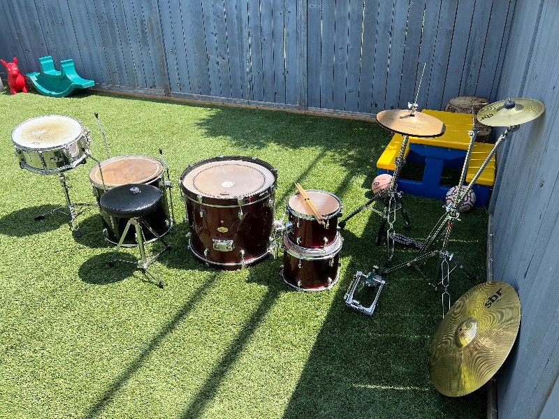 Pearl drum set w/ yamaha snare & gibraltar hi hat stand Drums